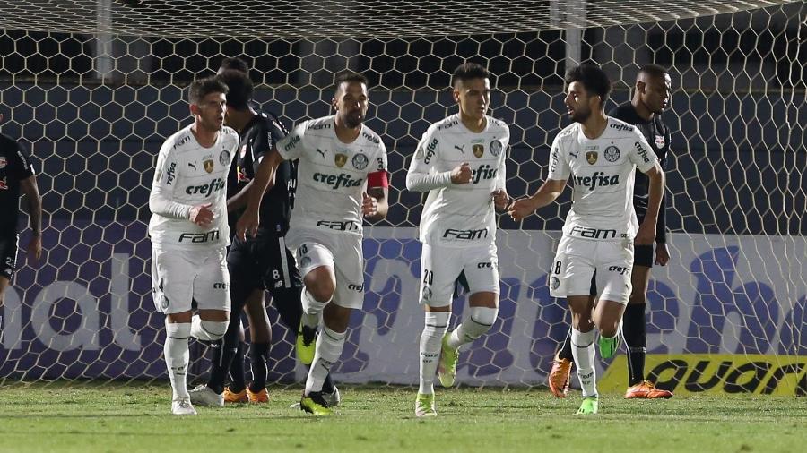 Jogadores do Palmeiras comemoram primeiro gol diante do Bragantino, pelo Brasileirão - WILIAN OLIVEIRA/FUTURA PRESS/FUTURA PRESS/ESTADÃO CONTEÚDO