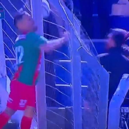 Melazzi, do Rampla Juniors, tentou dar socos em um torcedor no Uruguai - Reprodução