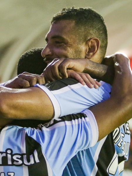 Diego Souza comemora gol de Bitello na vitória do Grêmio sobre o Náutico, pela Série B - Rafael Vieira/AGIF
