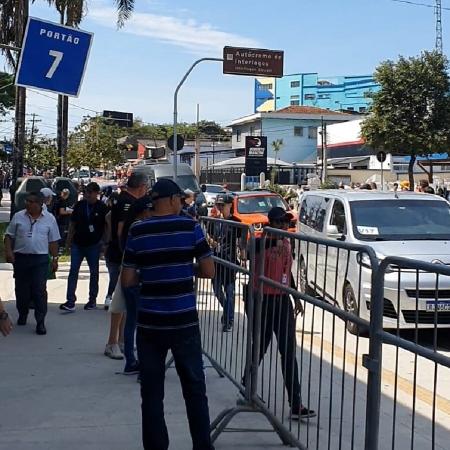 Vendedores ilegais se misturavam ao público comum na área do portão 7 - Bruno Madrid/UOL