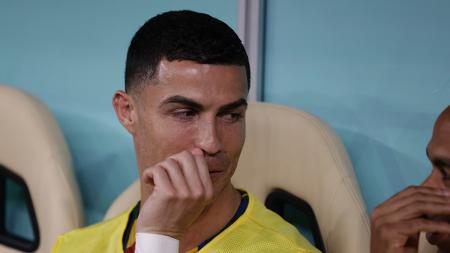 Cristiano Ronaldo conversa no banco de reservas de Portugal, diante da Suíça - Richard Sellers/Getty Images - Richard Sellers/Getty Images