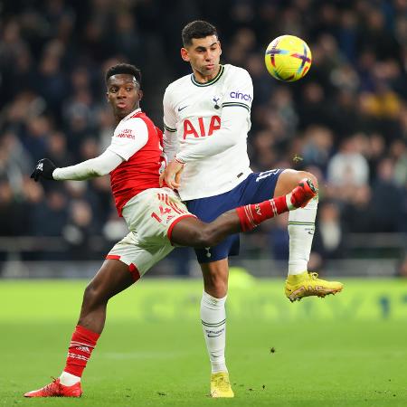 Cristian Romero, do Tottenham, disputa bola com Eddie Nketiah, do Arsenal