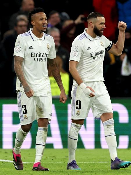 Benzema e Éder Militão comemoram gol do Real Madrid na Copa do Rei - Pierre-Philippe Marcou / AFP