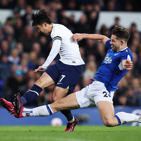Son,Tottenham, disputa bola com Tarkowski, Everton, durante jogo da Premier League - Alex Livesey/Getty Images