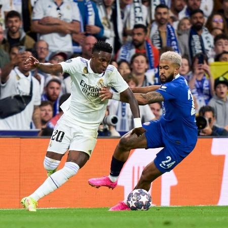 Vini Jr dribla Reece James em Real Madrid x Chelsea - Diego Souto/Quality Sport Images/Getty Images