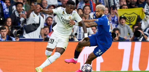 Vini Jr dribla Reece James em Real Madrid X Chelsea; terça é dia do jogo de volta