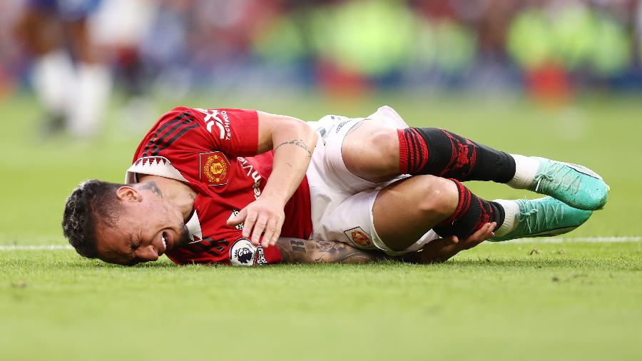 Antony, do Manchester United, sente dores após levar entrada em partida contra o Chelsea. - Naomi Baker/Getty Images