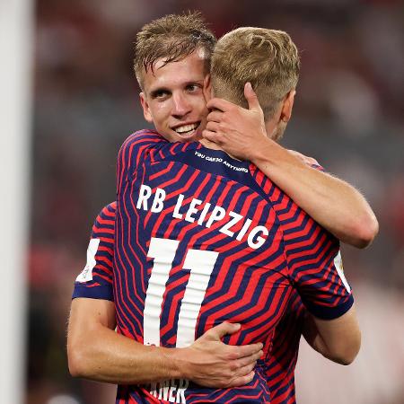 Olmo e Werner celebram gol do RB Leipzig sobre o Bayern de Munique