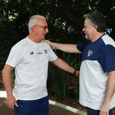 Dorival Junior e Julio Casares conversam na reapresentação do elenco do São Paulo para a temporada 2024