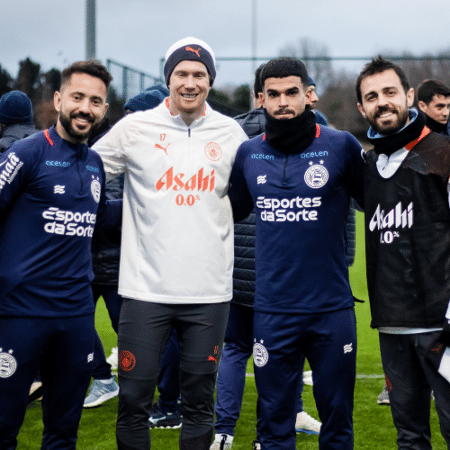 Everton Ribeiro e Cauly, do Bahia, posam para foto junto de De Bruyne e Bernardo Silva, do City