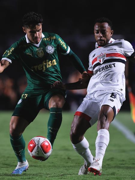 Raphael Veiga, do Palmeiras, e Welington, do São Paulo, no jogo do Paulistão