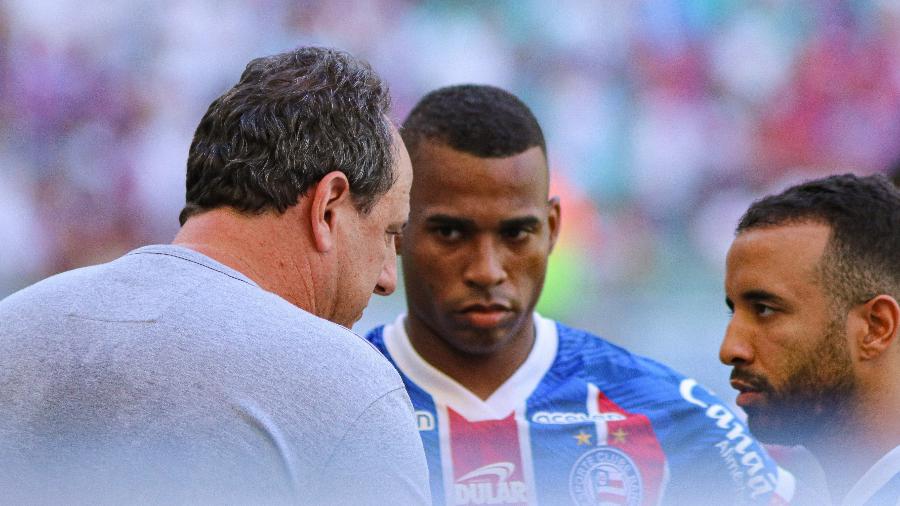 Rogério Ceni conversa com jogadores do Bahia durante partida contra o Maranhão pela Copa do Nordeste