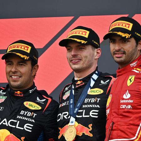 Sergio Pérez (esq.), Max Verstappen (centro), e Carlos Sainz (dir.) formaram o pódio do GP do Japão