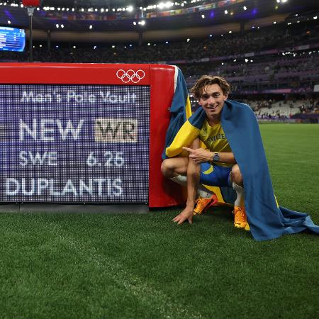 Armand Duplantis comemora recorde mundial de 6,25m no salto com vara