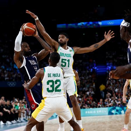 LeBron James (EUA) marcado por Georginho e Bruno Caboclo (Brasil) nas quartas de final do basquete nas Olimpíadas