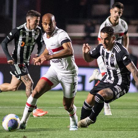 Lucas em ação durante São Paulo x Atlético-MG, duelo da Copa do Brasil