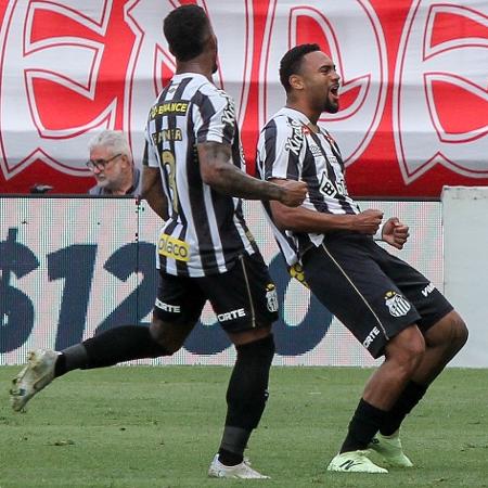 Wendel comemora gol marcado pelo Santos contra o Brusque, pela Série B do Brasileirão - LUCAS GABRIEL CARDOSO/AGIF