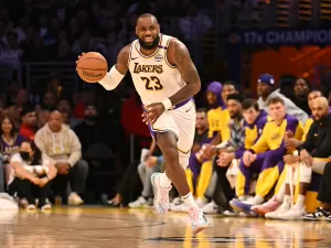 Lakers vencem Sacramento Kings com 'triple-double' de LeBron James na NBA