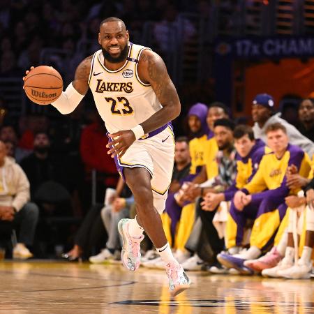 LeBron James conduz a bola durante vitória dos Lakers sobre o Sacramento Kings na temporada 2024/25 da NBA