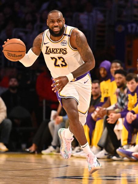 LeBron James conduz a bola durante vitória dos Lakers sobre o Sacramento Kings na temporada 2024/25 da NBA