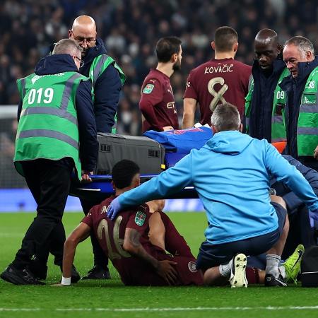 Savinho se machucou em Tottenham x Manchester City e foi substituído