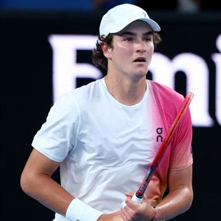 O tenista brasileiro João Fonseca em ação durante o classificatório do Australian Open