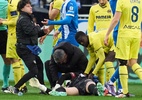 Goleiro leva pancada assustadora, apaga e é expulso no mesmo lance; assista - Juan Manuel Serrano Arce/Getty Images