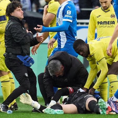 Sivera, goleiro do Alavés, apagou após levar joelhada no rosto durante jogo contra o Villarreal Sivera, goleiro do Alavés, apagou após levar joelhada no rosto durante jogo contra o Villarreal