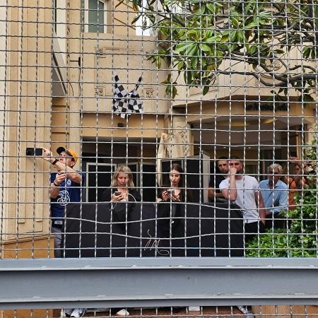 Público tenta ver carros da F1 no GP de Mônaco Público tenta ver carros da F1 no GP de Mônaco