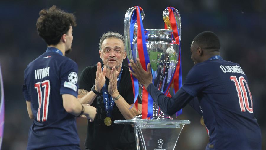 Vitinha, Luis Enrique e Dembelé se preparam para levantar troféu da Liga dos Campeões 2024/25 Vitinha, Luis Enrique e Dembelé se preparam para levantar troféu da Liga dos Campeões 2024/25