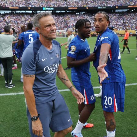 Luis Enrique e João Pedro se desentendem após apito final de Chelsea 3x0 PSG Luis Enrique e João Pedro se desentendem após apito final de Chelsea 3x0 PSG
