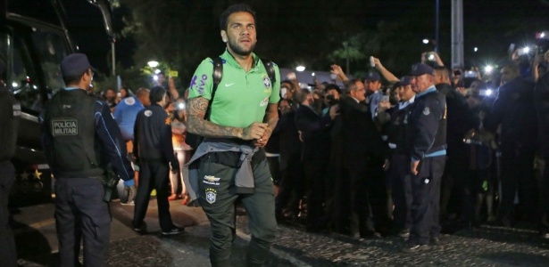 Daniel Alves no desembarque da seleção brasileira em Fortaleza - Rafael Ribeiro / CBF