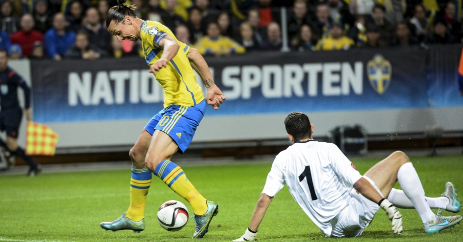 O atacante Ibrahimovic dribla o goleiro Ilie Cebanu, da Moldávia, e faz o primeiro da Suécia na Arena Friends, em Estocolmo