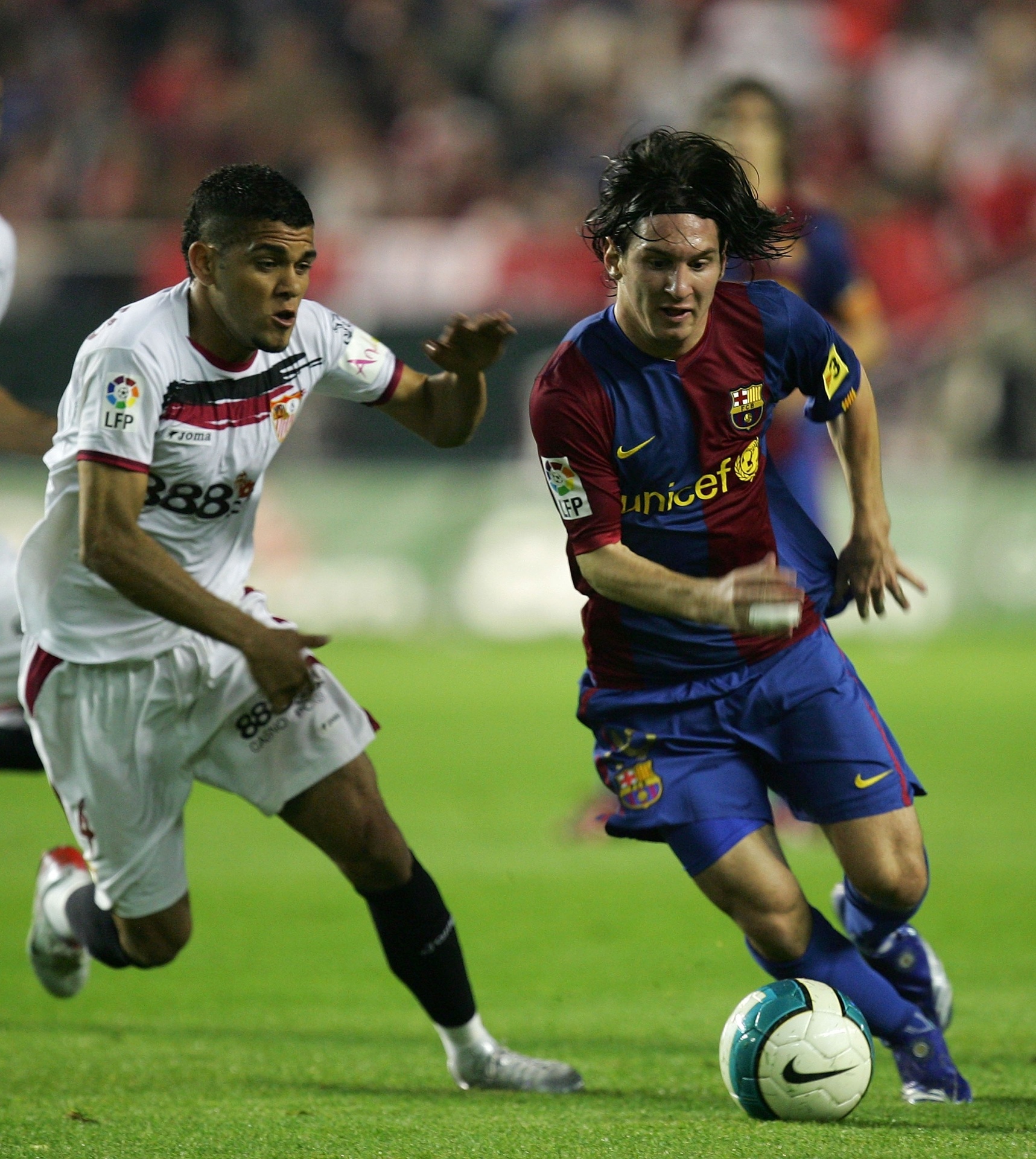 Antes da parceria bem-sucedida com Messi no Barcelona, Daniel Alves teve trabalho com o craque argentino - Denis Doyle/Getty Images