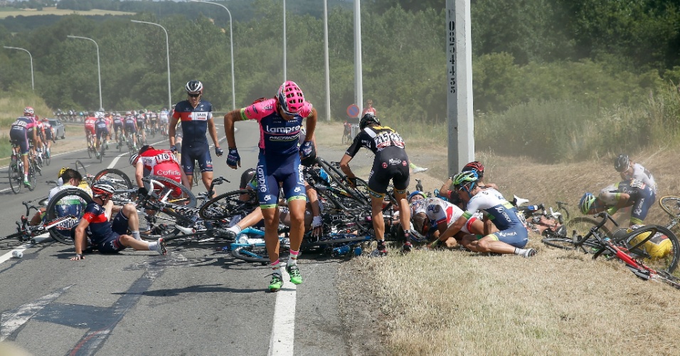 06.jul - Ciclistas em colisão generalizada, durante terceira etapa do Tour de France, na Bélgica
