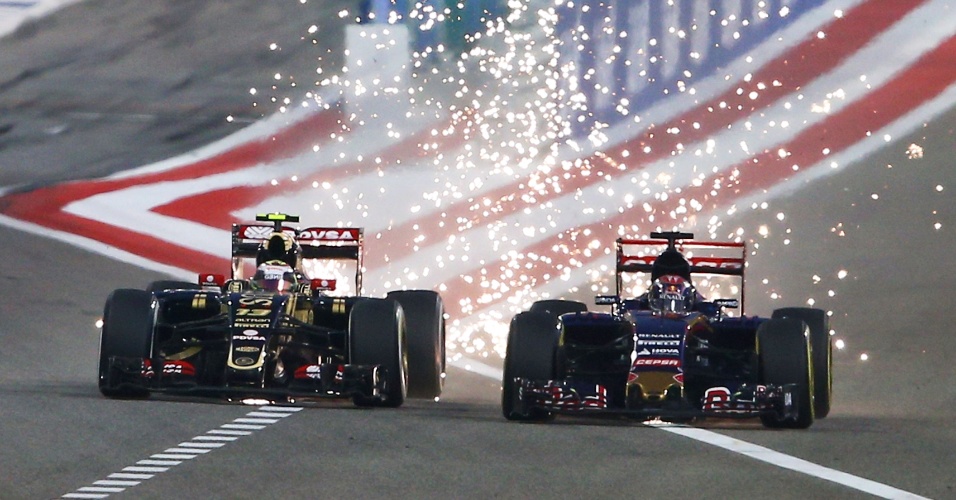19.abr - Pastor Maldonado (esq), venezuelano da Lotus, e Max Verstappen, holandês da Toro Rosso, em disputa por posição no Grande Prêmio do Bahrain