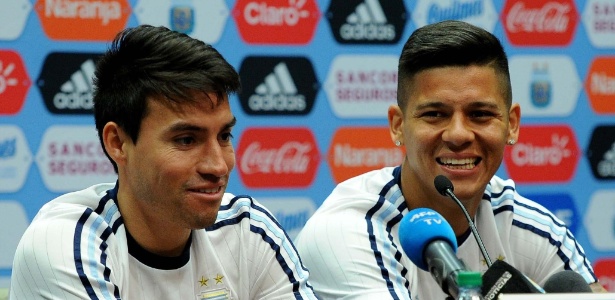 Gaitán (à esquerda) defendeu Lionel Messi após críticas de Maradona - Alejandro Santa Cruz/Xinhua
