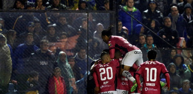 Mina (camisa 3) comemora um dos gols do Independiente Del Valle diante do Boca - REUTERS/Marcos Brindicci