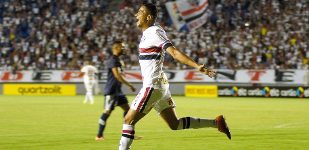 Cícero vibra com um dos gols marcados pelo São Paulo