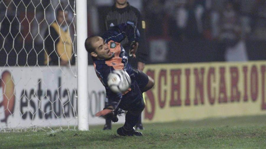 Marcos defende pênalti cobrado pelo jogador Marcelinho Carioca em jogo válido pela semifinal da Copa Libertadores de 2000 - Evelson de Freitas/Folhapress