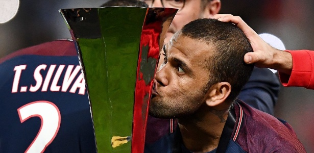 Lateral do PSG, Daniel Alves beija a taça da Supercopa da França - Franck Fife/AFP