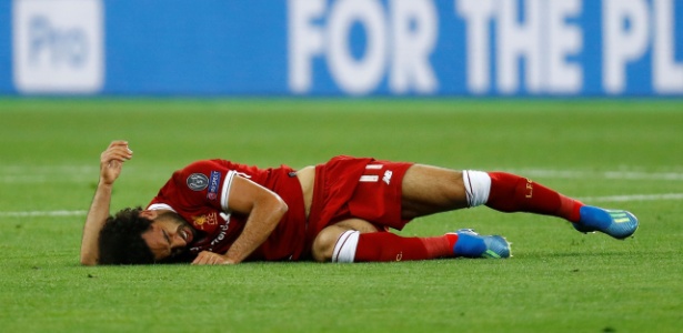 Salah se machucou em lance envolvendo o zagueiro Sergio Ramos - REUTERS/Kai Pfaffenbach