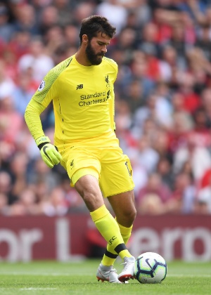 Alisson domina a bola durante a partida entre Liverpool e West Ham - Laurence Griffiths/Getty Images - Laurence Griffiths/Getty Images