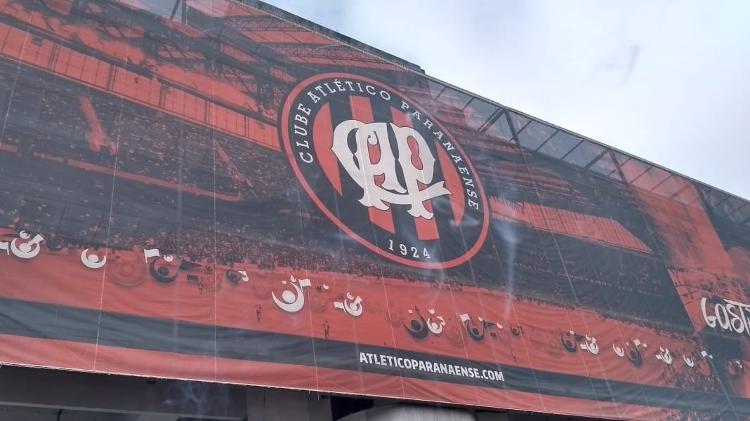 Fachada da Arena da Baixada com escudo antigo do Atletico - José Edgar de Matos/UOL - José Edgar de Matos/UOL