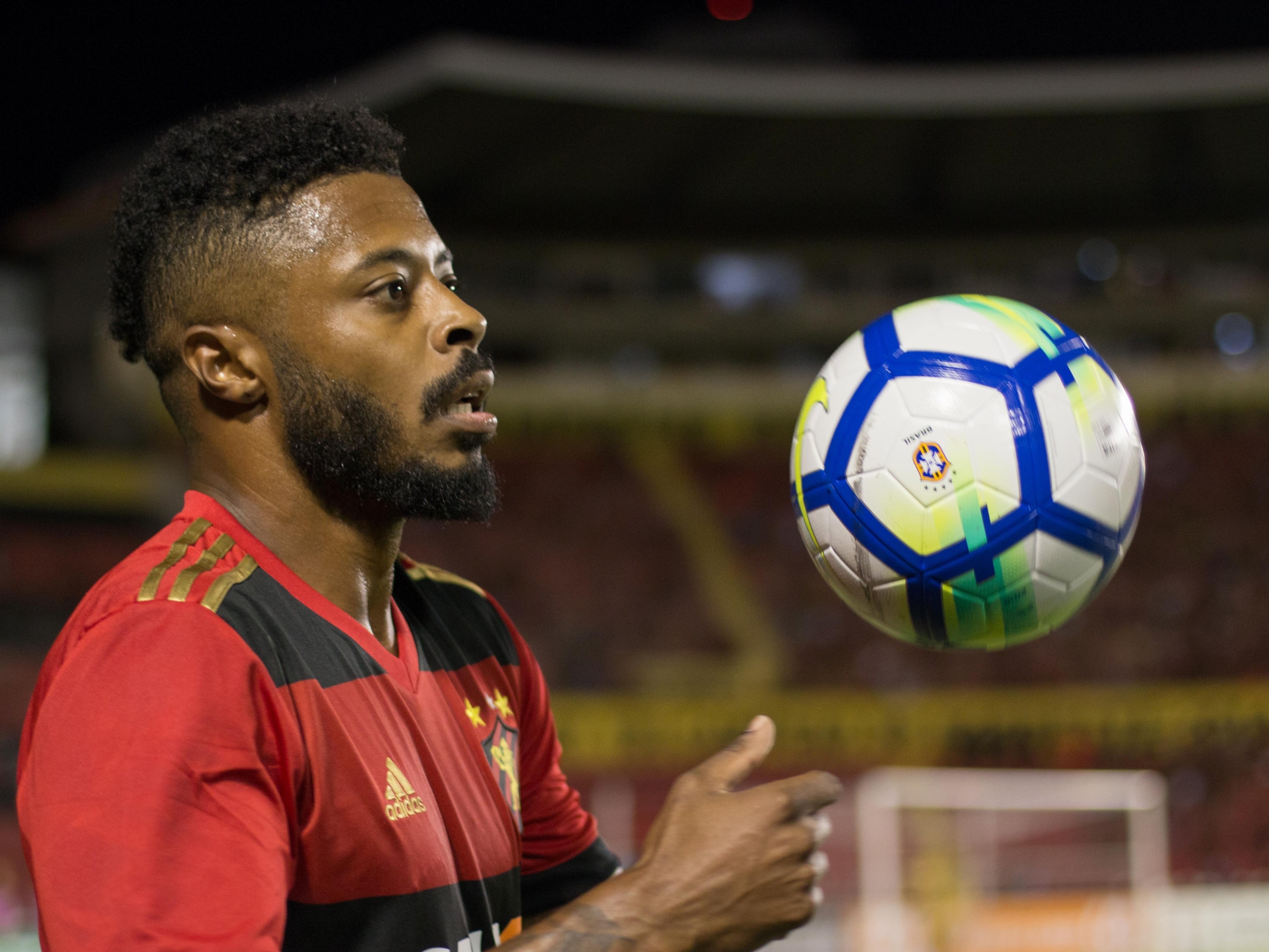 Após 'melhor jogo do ano', Michel Bastos mira evolução no