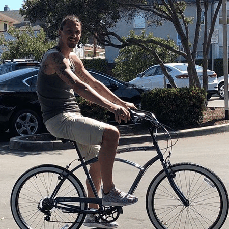 Ibrahimovic anda de bicicleta após marcar golaço na MLS  - Reprodução/Instagram