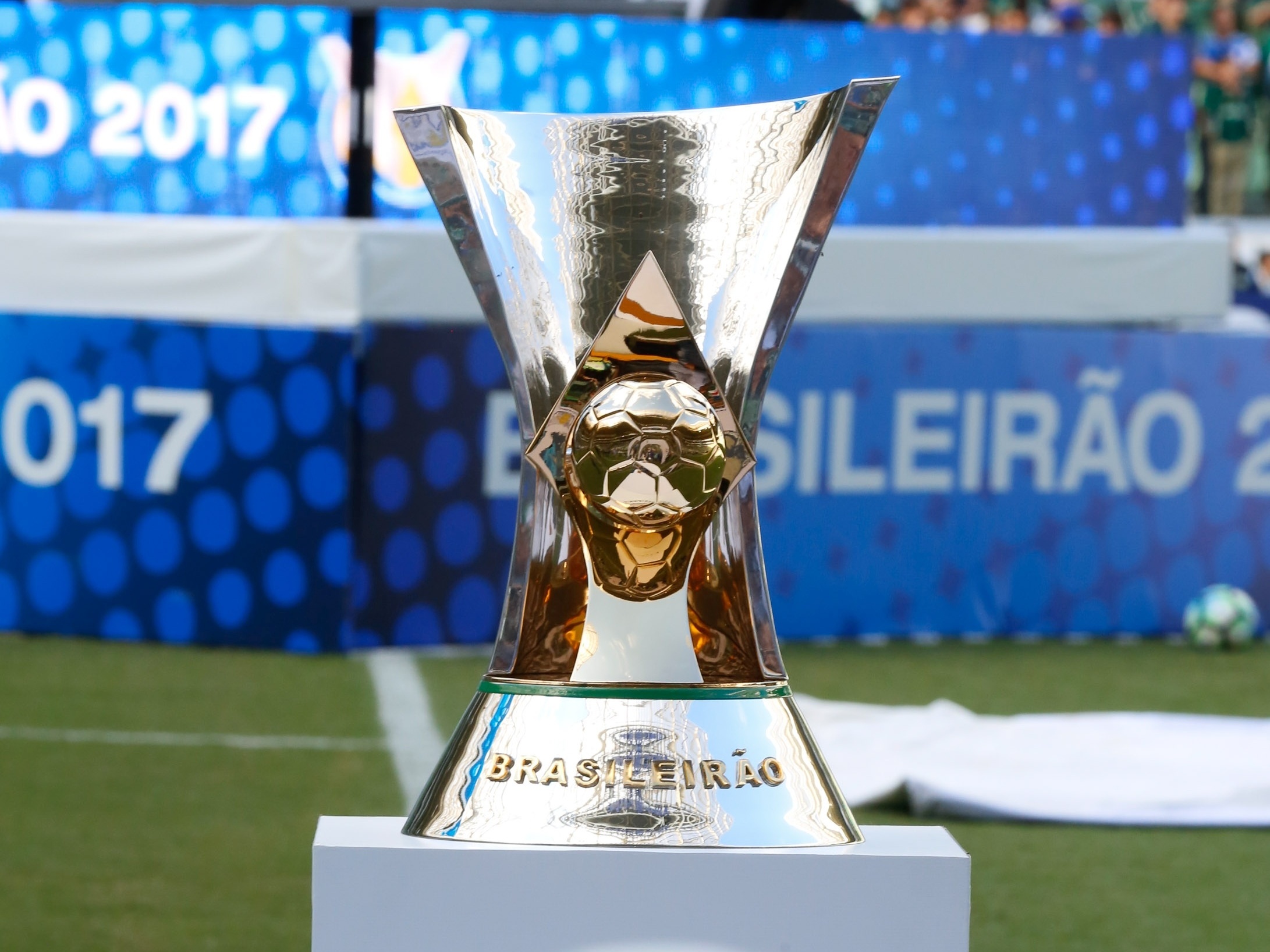 A repaginação dos troféus da CBF, com a Série A e a Copa do Brasil