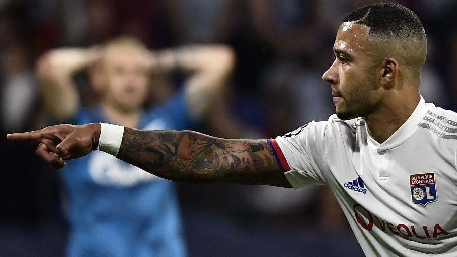 Memphis Depay marca para o Lyon em partida contra Zenit - JEFF PACHOUD / AFP