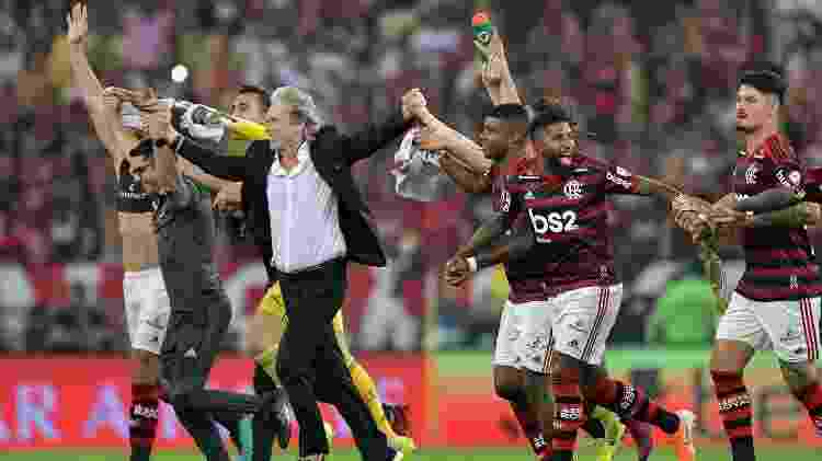 Jorge Jesus comemora com jogadores do Flamengo após goleada sobre o Grêmio pela Libertadores - Thiago Ribeiro/AGIF - Thiago Ribeiro/AGIF