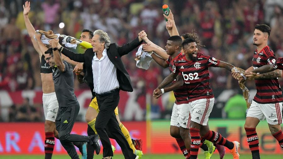 Jorge Jesus comemora com jogadores do Flamengo após goleada sobre o Grêmio pela Libertadores - Thiago Ribeiro/AGIF